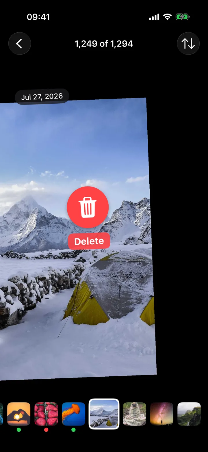 TinyRoll app screenshot showing the swipe interface for cleaning photos